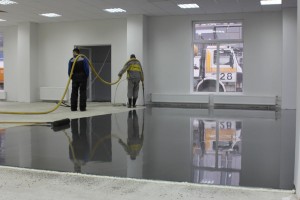 Срочная работа по укладке наливного пола в новом комплексе аэропорта «Пулково»