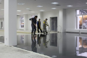 Срочная работа по укладке пола в новом комплексе аэропорта «Пулково»