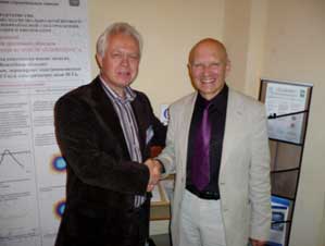 На фото руководитель «шунгитового проекта АЛЬФАПОЛ» Рыжов А.С. (слева) и доктор Коротков К.Г. (справа)