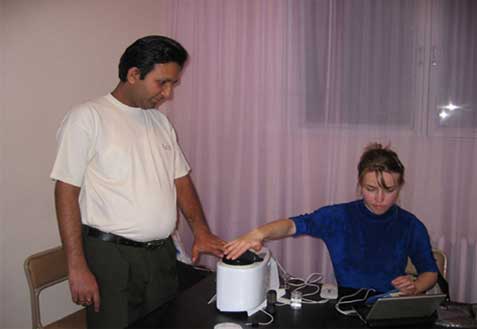 Участникам испытаний  замеряют их биополе  до посещения шунгитовой комнаты