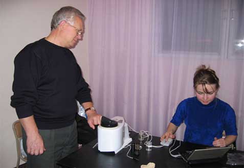 Участникам испытаний замеряют их биополе до посещения шунгитовой комнаты
